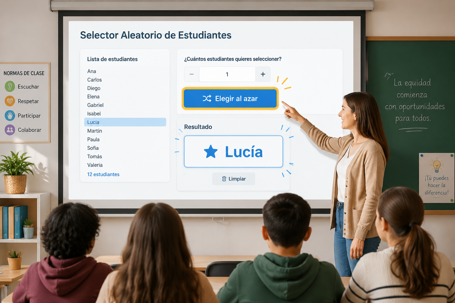 Una pantalla de proyección muestra la interfaz de la herramienta con una lista de estudiantes y un botón 'Elegir al azar' resaltado junto al nombre seleccionado: 'Lucía'.